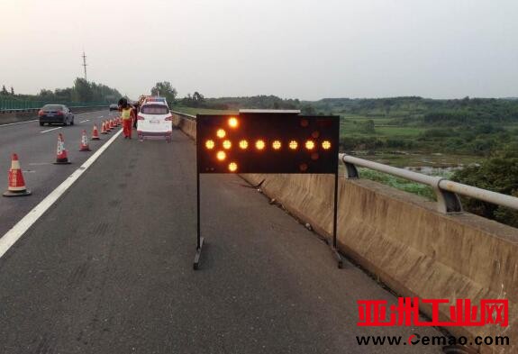 道路养护太阳能导向牌