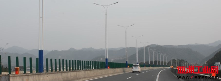 雾天公路行车安全诱导装置