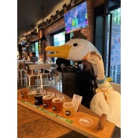 上海餐厅铁锅炖大鹅不锈钢雕塑