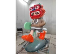 金华彩绘奶龙不锈钢雕塑 戴龙头帽的娃娃