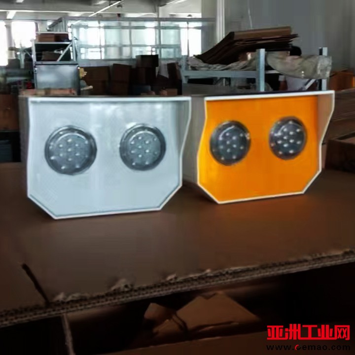 公路护栏引导警示灯价格