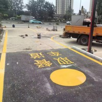 天津西青区地下车库车位划线 停车线竖面标线 小区门口禁停划线