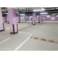 天津北辰区车库墙面喷图公司  停车场防眩晕艺术色带工程队
