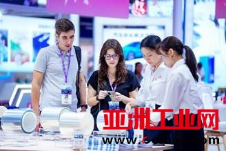 一群小孩在桌子上<em></em><em></em>
<em></em><em></em>
AI 生成的内容可能不正确。