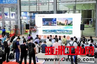 一群人在建筑物旁走<em></em><em></em>
<em></em><em></em>
AI 生成的内容可能不正确。