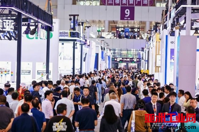 人们站在人群中&#xA;&#xA;AI 生成的内容可能不正确。