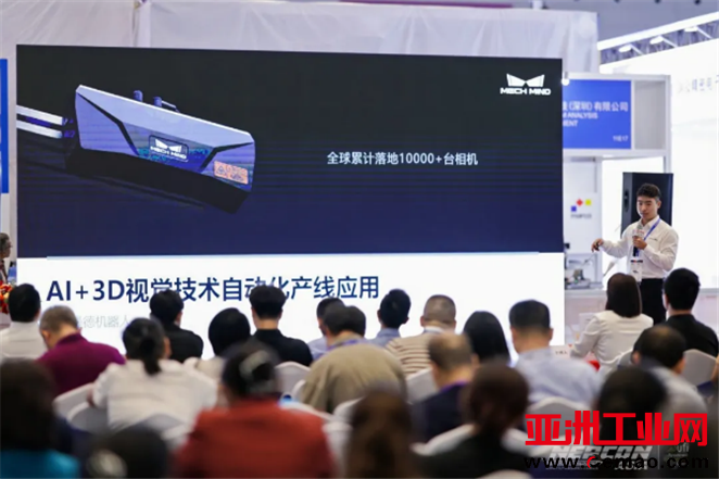 人们在看台上的人在演讲&#xA;&#xA;AI 生成的内容可能不正确。