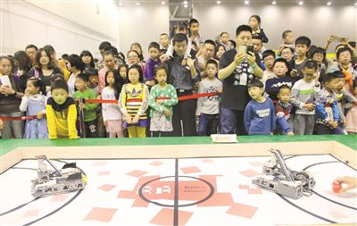 苏州市第二届青少年科技创意体验营活动22日落下帷幕。此届活动突出“机器人与未来生活”特色，60余家知名科技创新团体、企业及科学达人带着科普项目与青少年面对面互动。