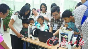 小创客聚精会神地学习3D建模和打印。