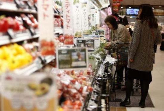 2014年2月26日，日本东京以东的千叶，消费者在一家超市内挑选蔬菜。（图片来源：路透社网站）