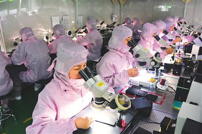 江西兴邦光电有限公司光学镜头生产线。