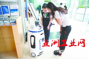 民生银行北京西长安街支行日前迎来了一名憨态可掬、略显萌态的新员工“小胖”。