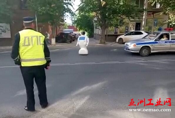 机器人成精了?自己跑出实验室没电后堵在马路中央