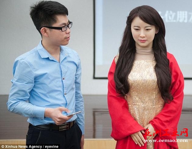 中国科技大学李小平教授及其同事研制的“特有体验交互机器人”——“佳佳”于不久前亮相。在展示中,李小平向“佳佳”问好,后者立即回答:“是的主人,我有什么能为你做的?”
