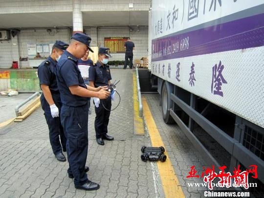 深圳海关全国首批启用车辆底盘检查机器人 蒋昕 摄