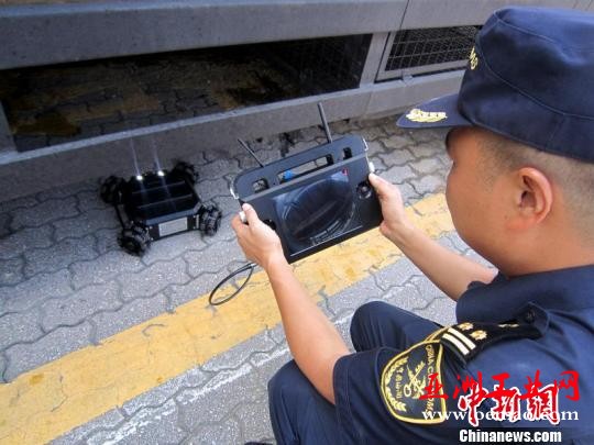 深圳海关全国首批启用车辆底盘检查机器人 蒋昕 摄