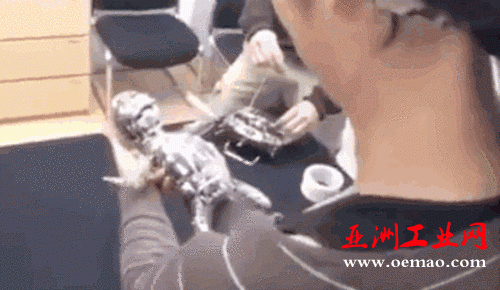 天呐 这个婴儿居然是个机器人！太逼真了