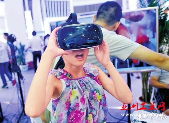 市民体验VR产品的视觉效果。
