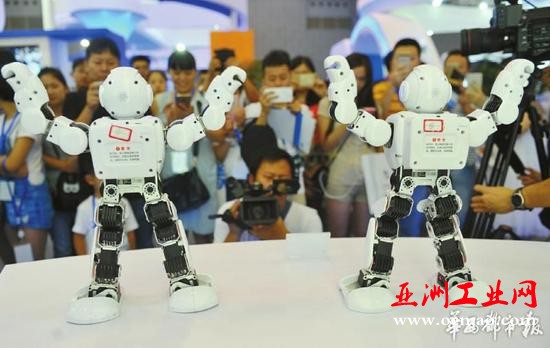 6月24日，2016中国·成都全球创新创业交易会开幕，市民围观会跟着节奏跳舞的机器人。