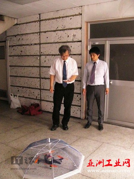 日本人脑洞大开：用无人机来撑伞