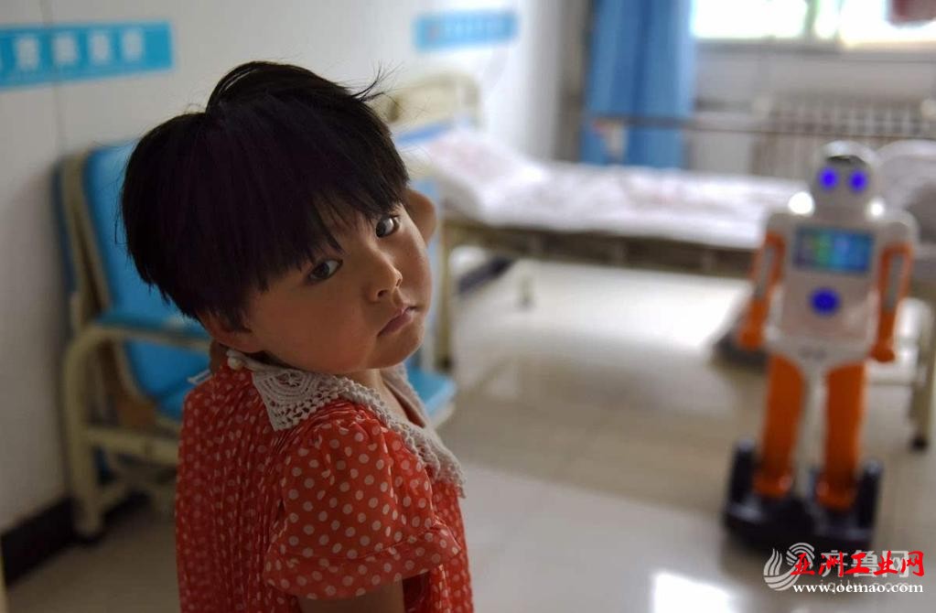 六岁再生障碍性贫血女孩和她的机器人“妈妈”
