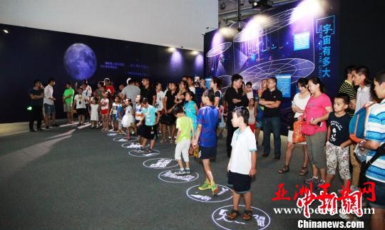 大连首届太空嘉年华启幕。　杨毅　摄