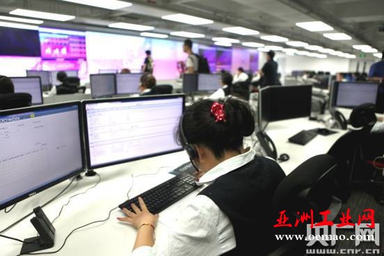 　　三菱电梯远程中心控制室里,工作人员实时监测全国电梯的运行情况央广网记者高艺宁摄