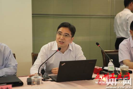 　　上海电气执行董事黄瓯介绍转型升级经验 央广网记者高艺宁摄