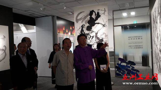 徐永进艺术家向谢代表解说作品