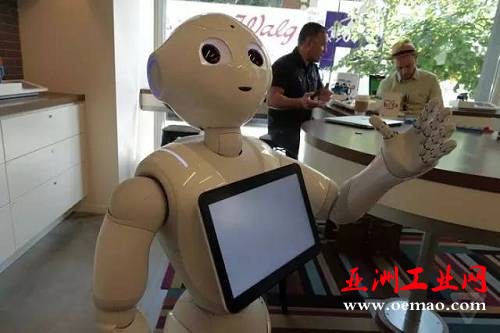 目前Pepper进军硅谷的计划第一步就是在这家零售店展览一周……以激发人们对它的好奇心和兴趣。不过Softbank Robotics已经宣布Pepper会在年底正式进军美国市场。Pepper的使用价格是每周数百美元，并且合同一签就要三年，不过其研发公司有信心：Pepper会很快证明这个钱花的物超所值！