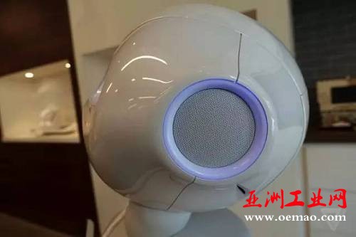 当然啦，现在很多公司已经通过各种技术手段来获取关于顾客的信息，包括他们的需求、购买力和兴趣点等，但是Pepper打算用一种更为拟人化并且复杂的沟通互动方式来打动顾客，甚至会让一些人觉得……自己是被半强迫着买了东西，因为他们难以拒绝这么一个很像小萌娃的机器人给出的购买建议。