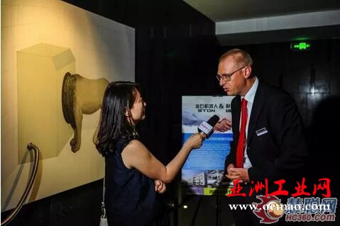 利勃海尔自动化系统全球发展总监 Martin Winterstein先生接受记者采访