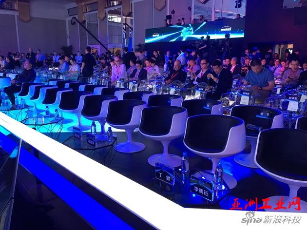 李明远在本次世界大会被安排到了最边上