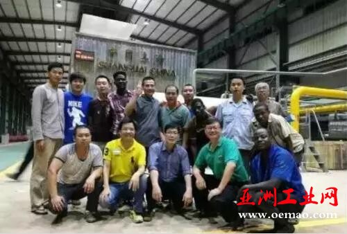 　　中国人在尼日利亚投资建设的规模造纸厂——大华纸业经过三年的投入，两年的建设，在8月18日试车成功后，于8月20日正式投产，当满载着全体员工付出辛勤与汗水的筒纸卷走下生产线时，大家欢呼雀跃，脸上写满了喜悦、三年的艰辛、坚持和努力都是值得的!  　　    　　据了解，大华纸业由大华纸箱厂和大华造纸厂构成，是广东中山市华旺实业投资公司建设的，已经投产的大华纸箱厂目前是尼日利亚规模的纸箱厂之一。    　　文章来自：尼日利亚华人网