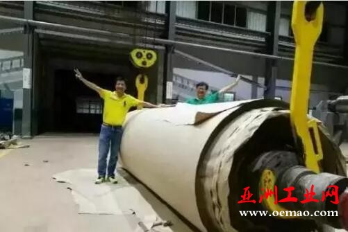 　　中国人在尼日利亚投资建设的规模造纸厂——大华纸业经过三年的投入，两年的建设，在8月18日试车成功后，于8月20日正式投产，当满载着全体员工付出辛勤与汗水的筒纸卷走下生产线时，大家欢呼雀跃，脸上写满了喜悦、三年的艰辛、坚持和努力都是值得的!  　　    　　据了解，大华纸业由大华纸箱厂和大华造纸厂构成，是广东中山市华旺实业投资公司建设的，已经投产的大华纸箱厂目前是尼日利亚规模的纸箱厂之一。    　　文章来自：尼日利亚华人网