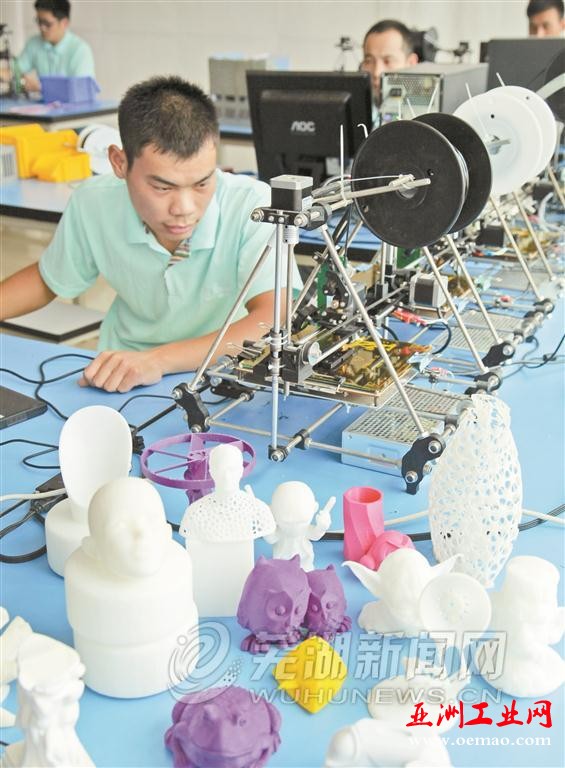 繁昌一家3D打印企业里，工程师正在调试桌面3D打印机