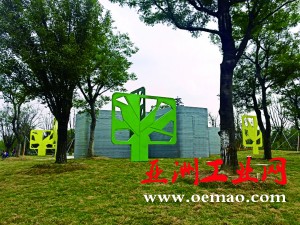 厕所外部有时尚的树叶状造型