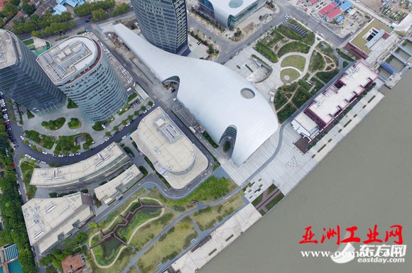 空中俯瞰,杨浦滨江风景线与附近写字楼、轮渡码头融为一体