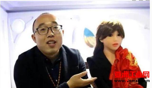 技术宅与自己造的机器人女友结婚，厉害了！