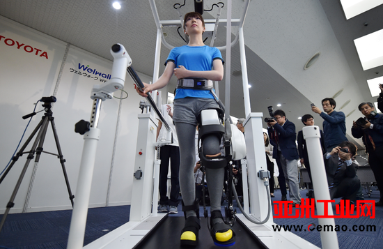 丰田开发新型机器人腿支架 帮助瘫痪病人再次走路