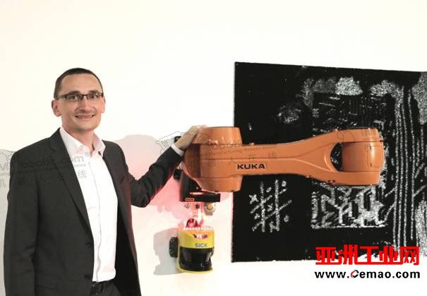 一场主角是KUKA机器人的艺术展