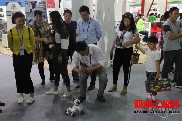 拥抱智能化时代 智能互动玩具机器人惊现CIE