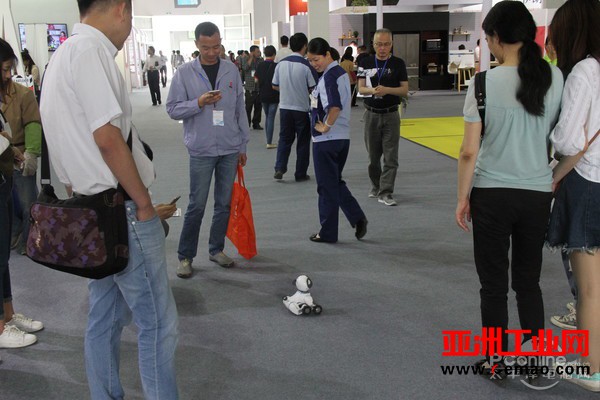拥抱智能化时代 智能互动玩具机器人惊现CIE