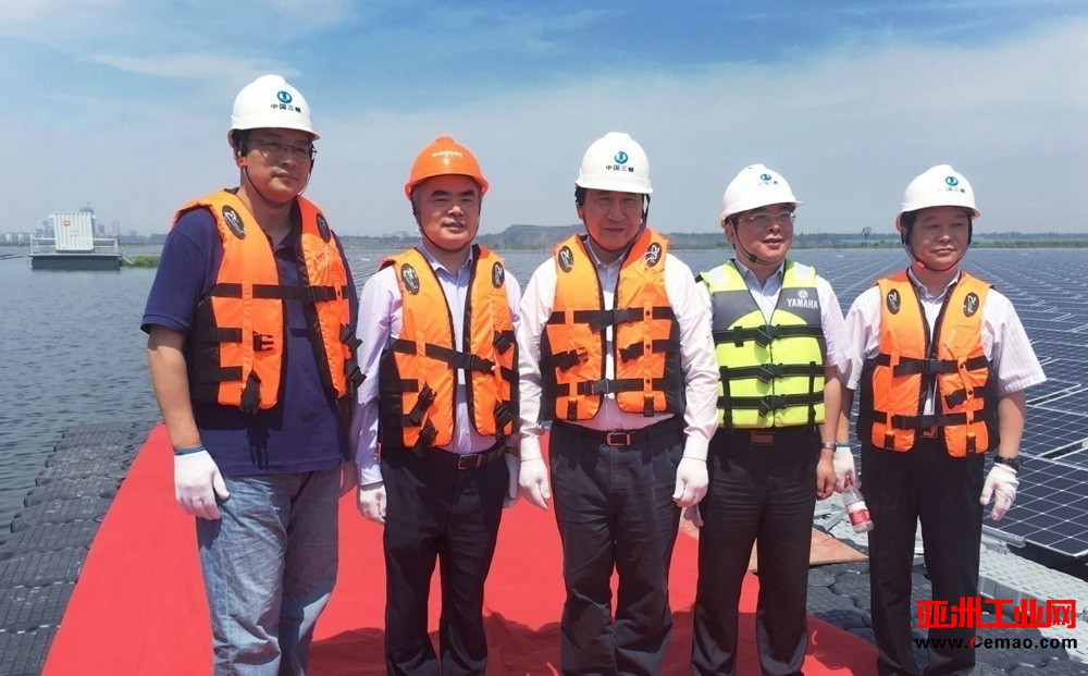 三峡集团董事长卢纯一行考察阳光电源水面漂浮电站