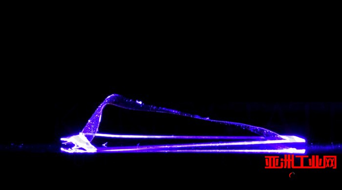 科学家发明世界首台以光为动力的清洁机器人