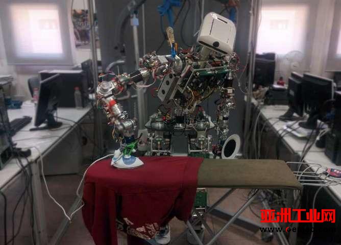 懒癌患者福音 机器人学会熨衣服虽然速度还很慢