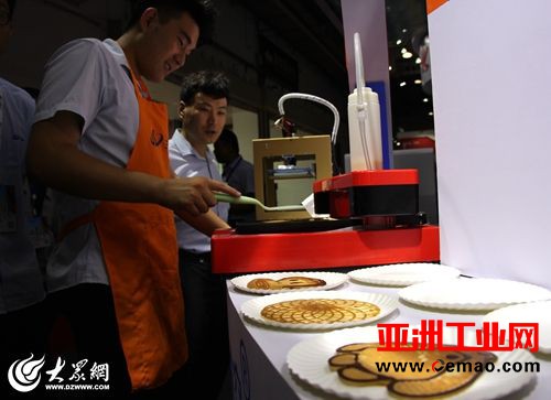 3D打印惊艳亮相软博会 美味煎饼现场打印