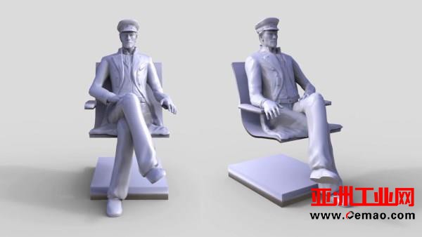 真人大的3D打印七海游侠柯尔多坐在巴黎火车站