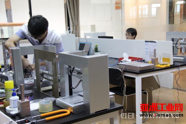 时印科技推出可打印5种不同食材的食品3D打印机——Sweetin