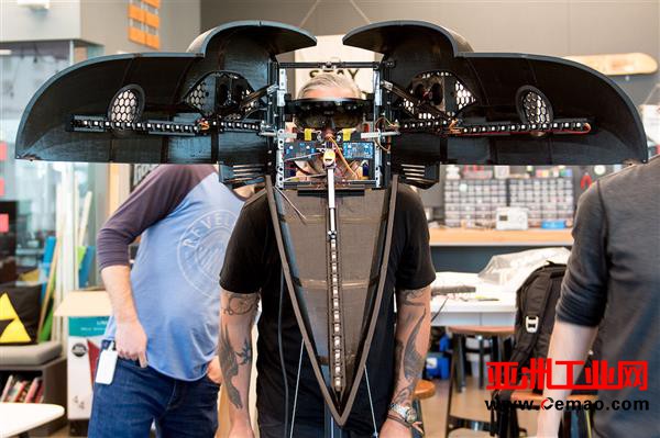 微软与Shawn Hunt合作开发乌鸦头盔：集3D打印、机器人、混合现实